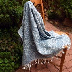 Fouta bleue à motifs décoratifs