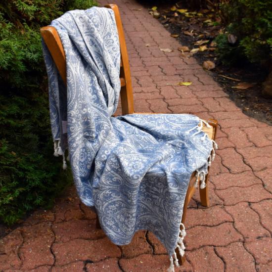 Fouta bleue à motifs décoratifs