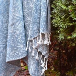 Fouta bleue à motifs décoratifs
