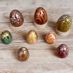 Lot de 8 œufs de Pâques  faits main en bois de hêtre 