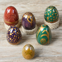 Lot de 6 œufs de Pâques  faits main en bois de hêtre 