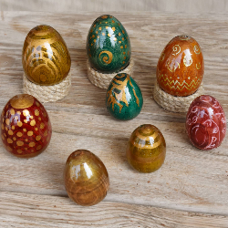 Lot de 8 œufs de Pâques  faits main en bois de hêtre 
