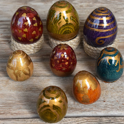 Lot de 8 œufs de Pâques  faits main en bois de hêtre 