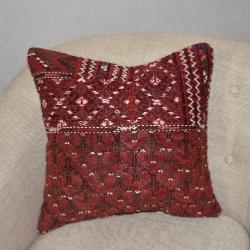 Coussin Kilim Antique Rouge Motifs Noir Et Blanc