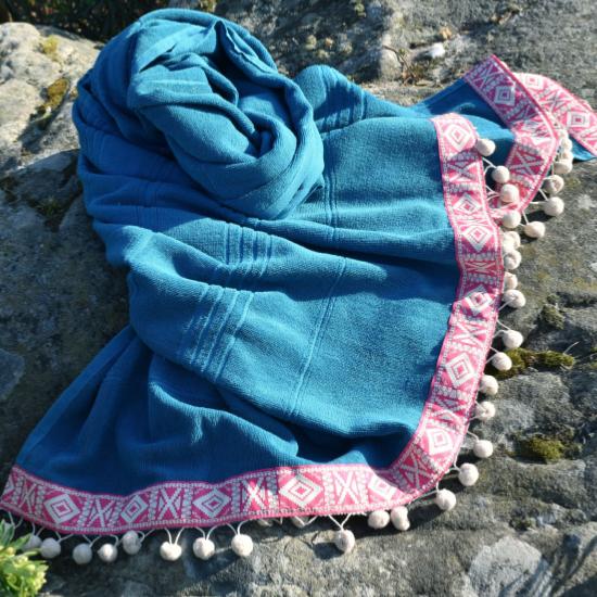 Fouta ethnique bleue à pompons
