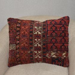 Coussin Nomade Antique Rouge Motifs Multicolores