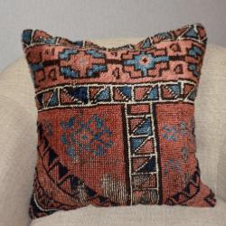 Coussin Nomade Antique Rouge Motifs Multicolores