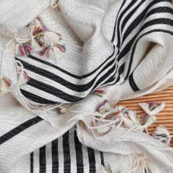 Fouta beige à rayures noirs