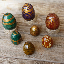 Lot de 7 œufs de Pâques  faits main en bois de hêtre 
