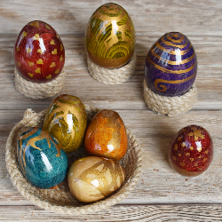 Lot de 8 œufs de Pâques  faits main en bois de hêtre 