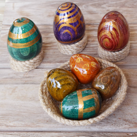 Lot de 7 œufs de Pâques  faits main en bois de hêtre 