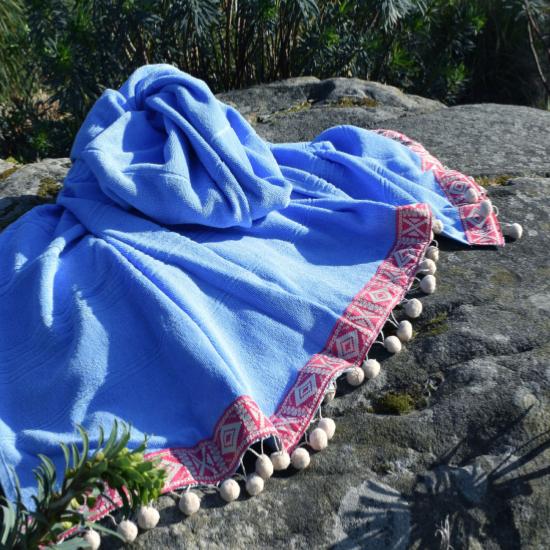 Fouta ethnique bleu ciel  à pompons