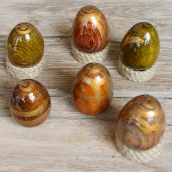 Lot de 6 œufs de Pâques  faits main en bois de hêtre 