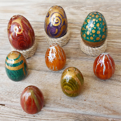 Lot de 8 œufs de Pâques  faits main en bois de hêtre 